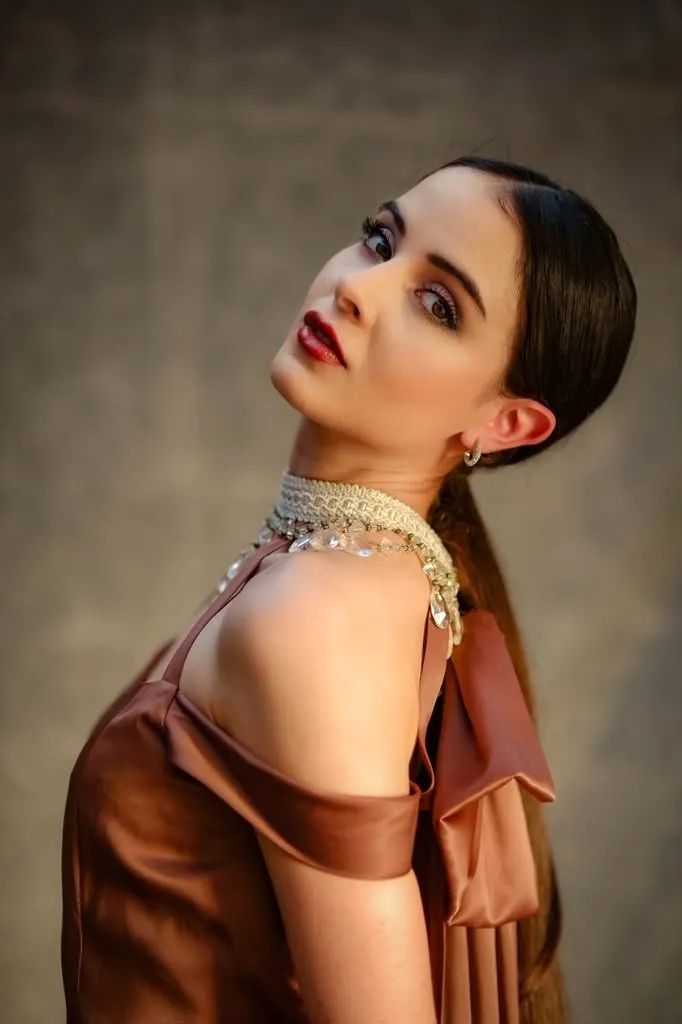 Portrait, bronze silk and a collar of gold