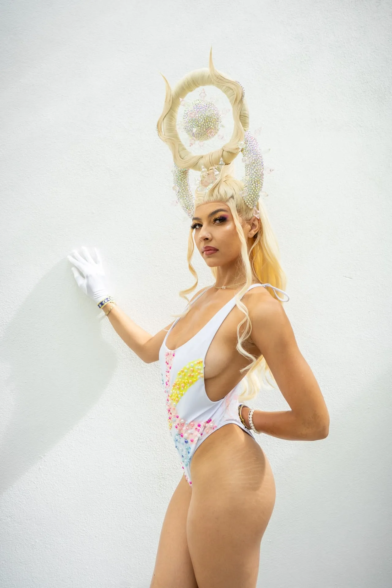 Printed one-piece with a wide-brimmed hat and white gloves